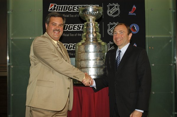 Phil Pacsi, Bridgestone oraz Gary Bettman, Prezes NHL w Toronto.