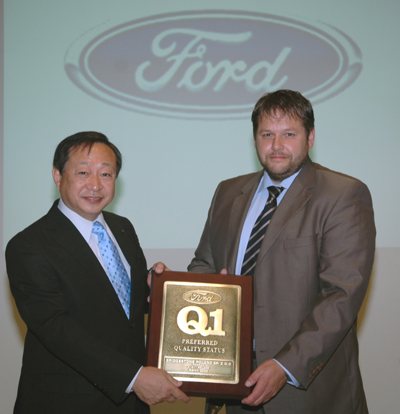 Prezes Bridgestone Poznań Masayuki Sorioka odbiera nagrodę z rąk Svena Wunstorfa, Starszego Inżyniera Produktu STA w Ford Europe