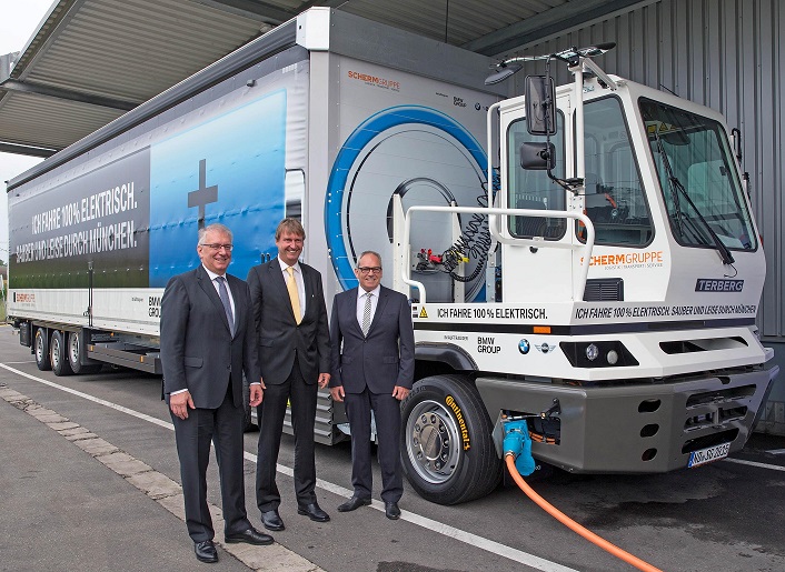 Elektryczny ciągnik siodłowy na oponach Continental, Jürgen Maidl (od lewej), Dyrektor ds. Logistyki Grupy BMW, Kurt J. F. Scherm, CEO Grupy SCHERM oraz Hermann Bohrer, Dyrektor zakładów Produkcyjnych BMW w Monachium, symbolicznie dają znak do odjazdu e-ciężarówki.