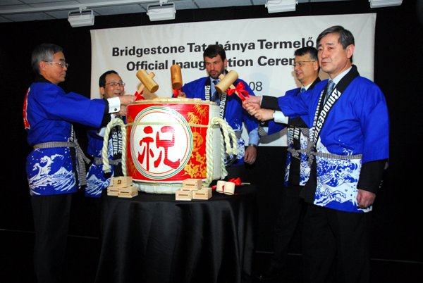 Tradycyjna ceremonia rozbijania beczki sake.